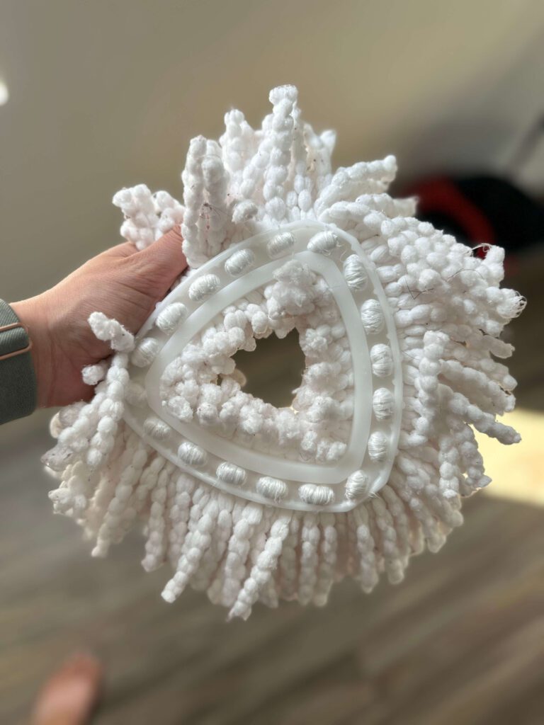 picture of a hand holding a spin mop head